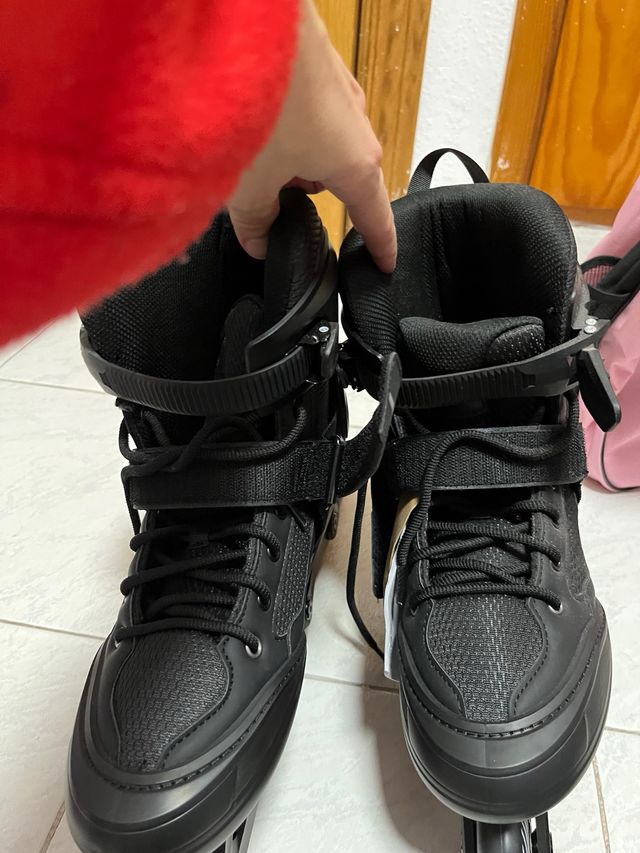 Bolsa para patines en línea rosa y negra.