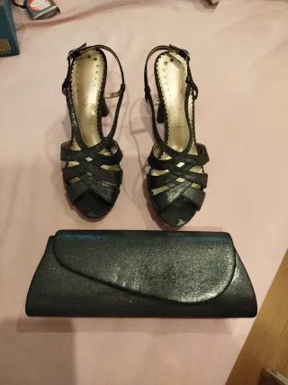 Sandalias fiesta y bolso negro a juego