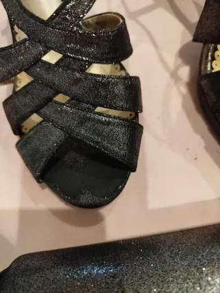 Sandalias fiesta y bolso negro a juego