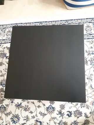 Mesa auxiliar Ikea LACK negra + rosa
