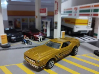 Hot wheels Ford Mustang Mach 1 Dorado
