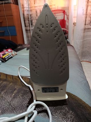 Plancha de vapor Ufesa morada