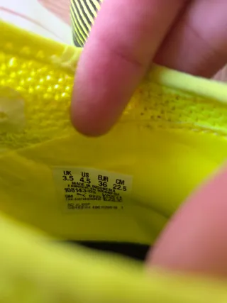 Botas de fútbol amarillas