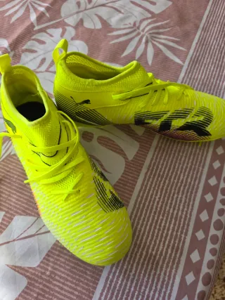 Botas de fútbol amarillas