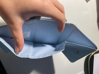 Cartera azul con inicial L