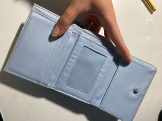 Cartera azul con inicial L