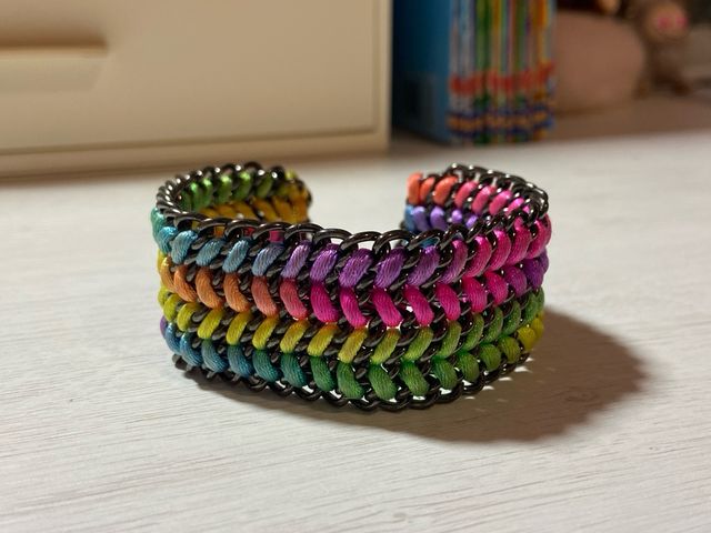 Pulsera multicor con cadena