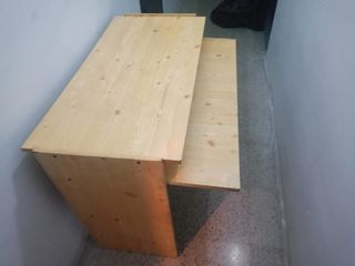 Mesa de estudio y ordenador de madera