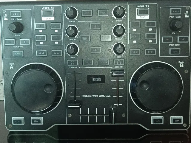 Controladora DJ Hercules MP3 LE
