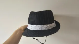 Sombrero fedora blanco y negro con rayas