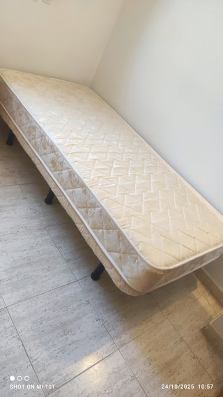 Cama individual con colchón y las mesitas de noche