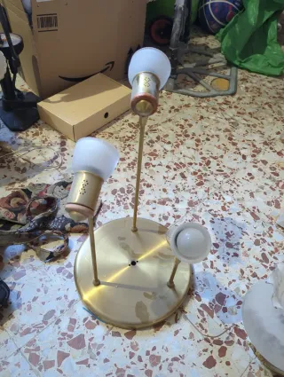 Lámpara de mesa dorada