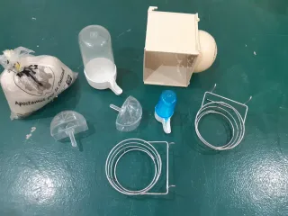 Accesorios para pájaros: bebedero y comederos