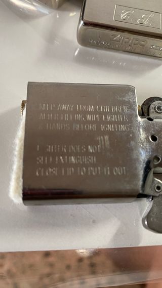 Mechero metálico plateado