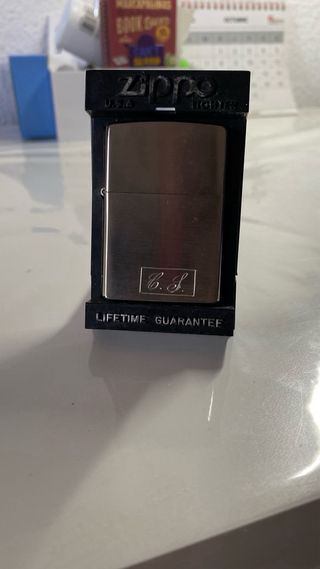 Mechero metálico plateado