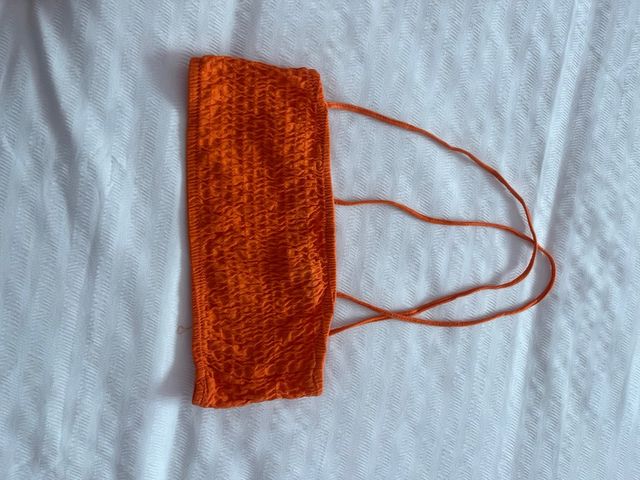 Top naranja fruncido con tiras