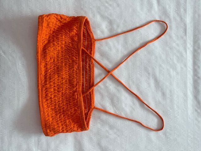 Top naranja fruncido con tiras