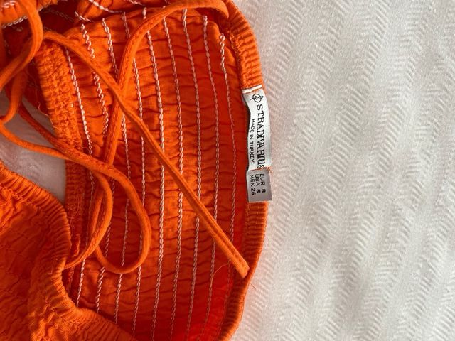 Top naranja fruncido con tiras