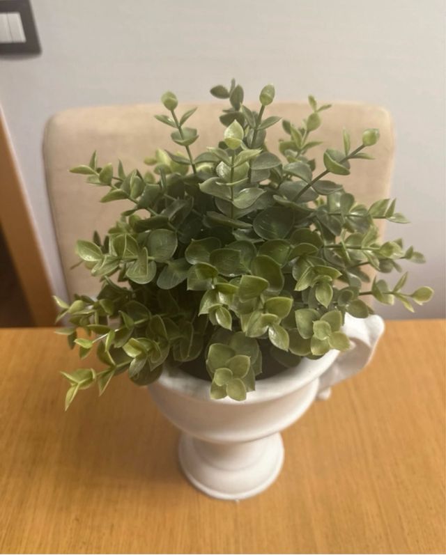 Maceta decorativa con planta artificial