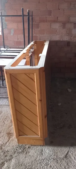 Mostrador de madera de pino.