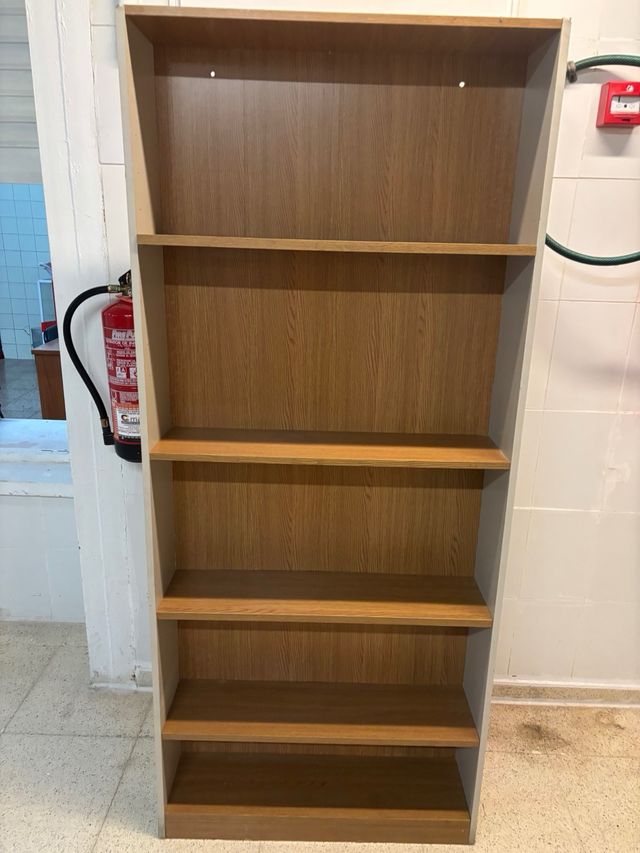 Estantería de madera