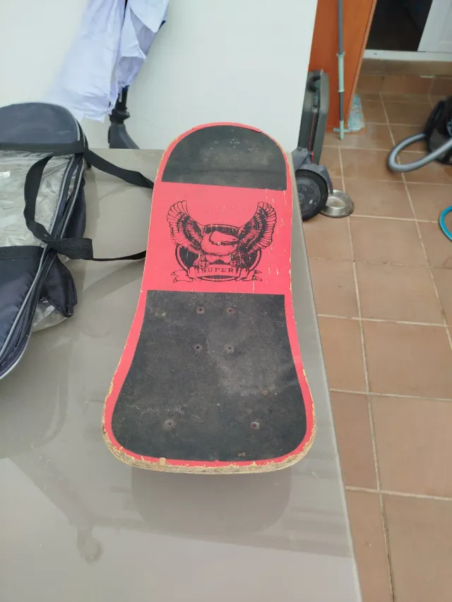 Patín rojo con diseño de águila