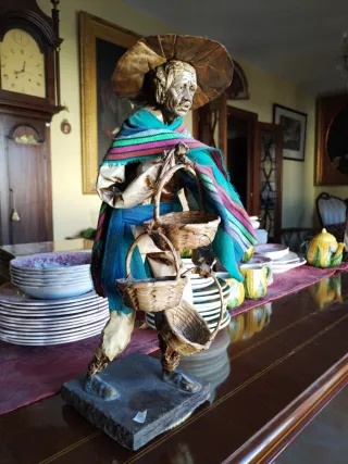 Figura de papel y tela con cestas