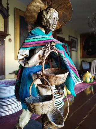 Figura de papel y tela con cestas