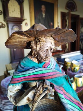 Figura de papel y tela con cestas