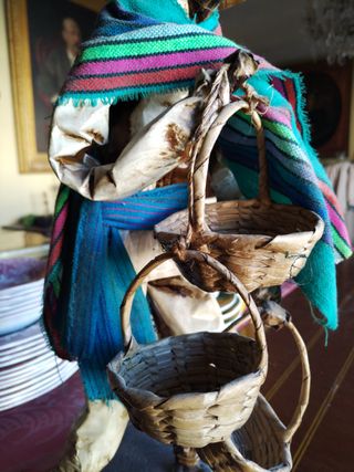 Figura de papel y tela con cestas