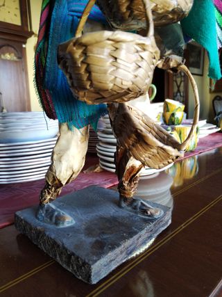 Figura de papel y tela con cestas