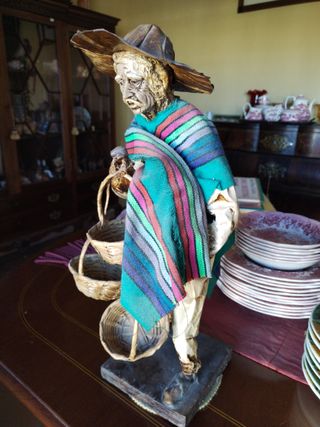 Figura de papel y tela con cestas