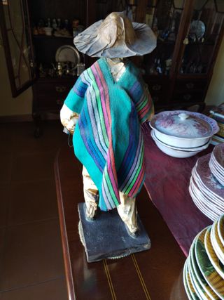 Figura de papel y tela con cestas