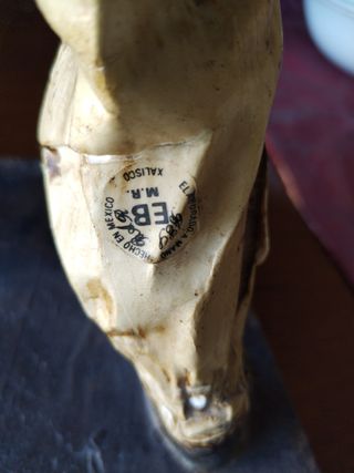 Figura de papel y tela con cestas