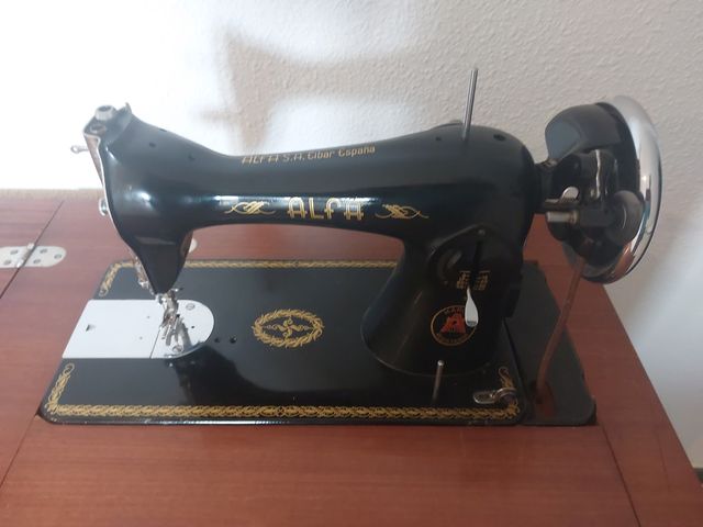 Máquina de coser ALFA antigua con mueble.