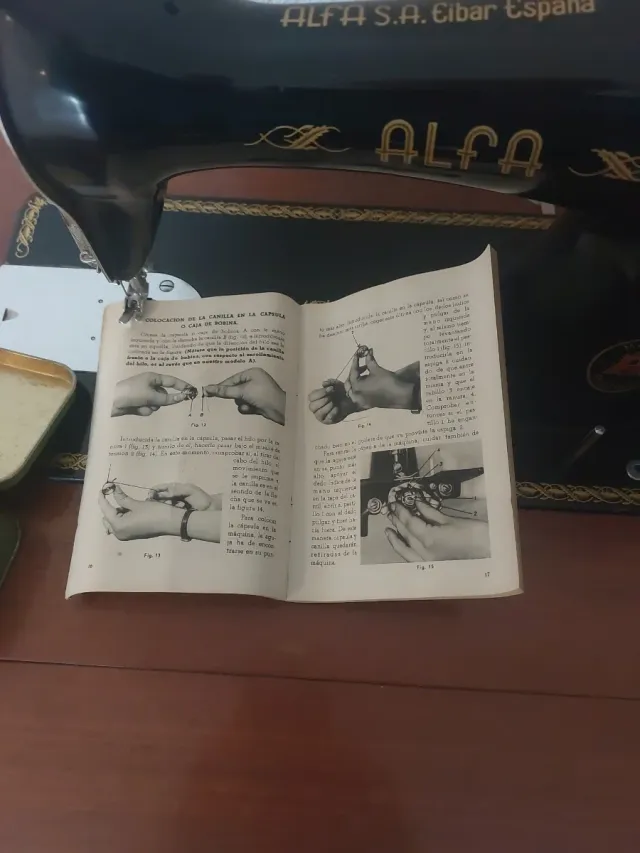 Máquina de coser ALFA antigua con mueble.