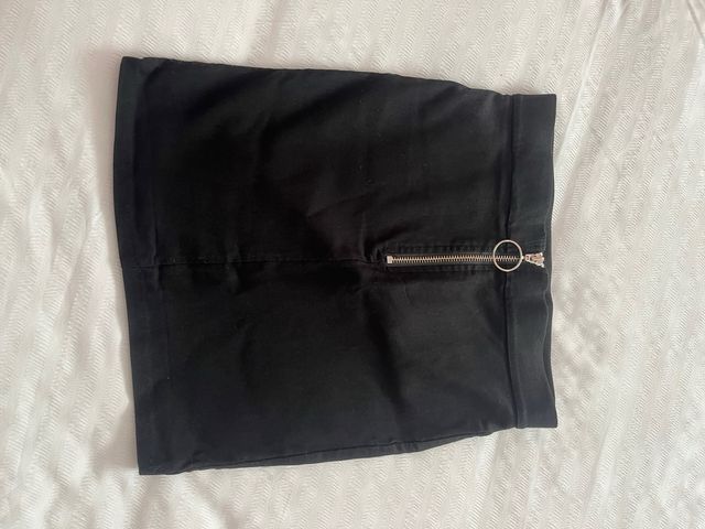 Falda negra con cremallera