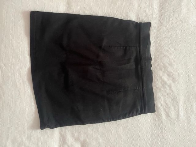 Falda negra con cremallera