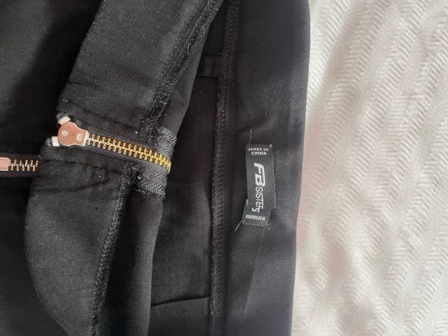 Falda negra con cremallera