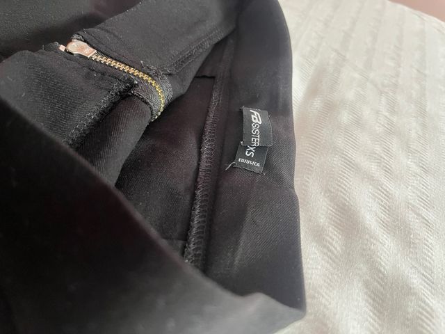 Falda negra con cremallera