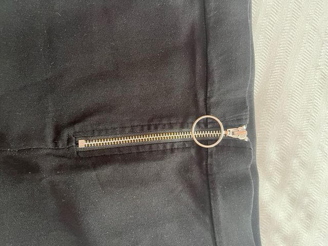 Falda negra con cremallera