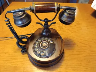 Teléfono antiguo de madera y metal