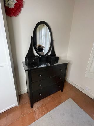 Tocador vintage negro con espejo ovalado