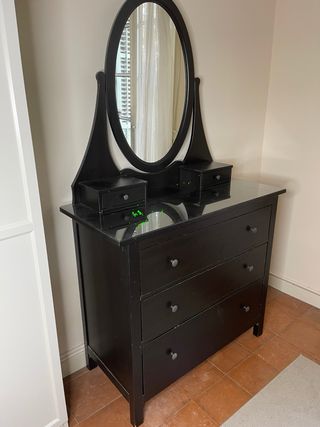 Tocador vintage negro con espejo ovalado