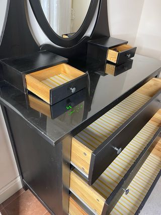 Tocador vintage negro con espejo ovalado