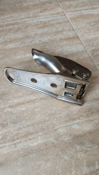 PERFORADORA DE TARJETAS DE TELÉFONO ANTIGUO