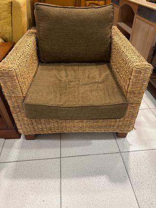 Sillón de mimbre y tela
