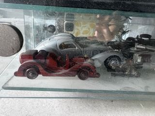 Coches miniatura de colección con vitrina