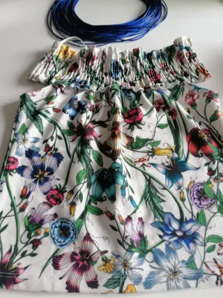 Camiseta Zara floral con collar