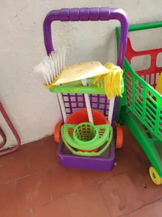 Lote de 4 carritos de juguete y un robot.